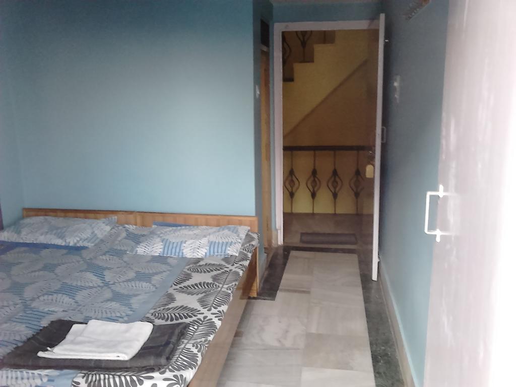 Leela Guest House Варанаси Номер фото
