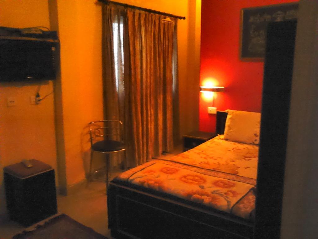 Leela Guest House Варанаси Номер фото