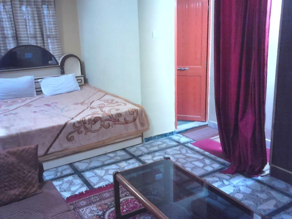 Leela Guest House Варанаси Номер фото