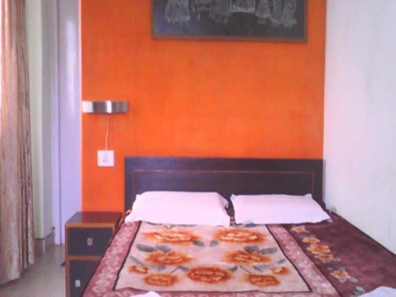 Leela Guest House Варанаси Экстерьер фото